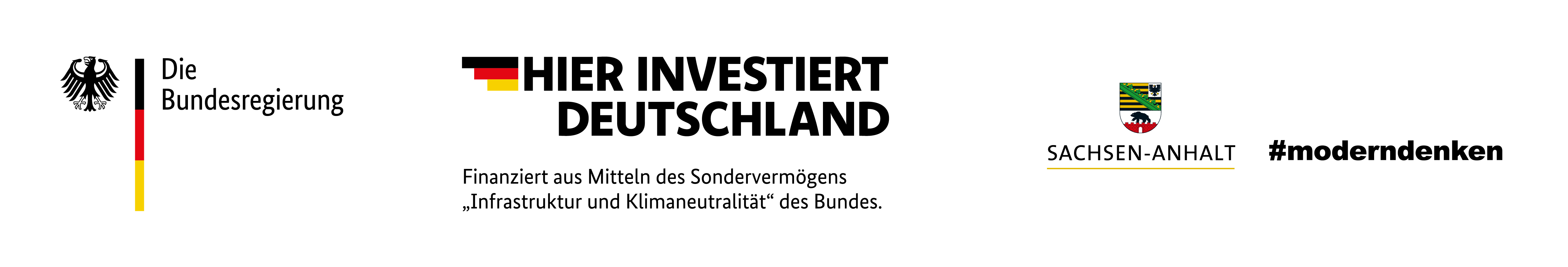 Förderhinweistafel für Investitionen des Bundes aus dem Sondervermögen „Infrastruktur und Klimaneutralität“ in Sachsen-Anhalt. Die Grafik zeigt die Logos der Bundesregierung, die Kampagne „Hier investiert Deutschland“ sowie das Sachsen-Anhalt Wappen.
