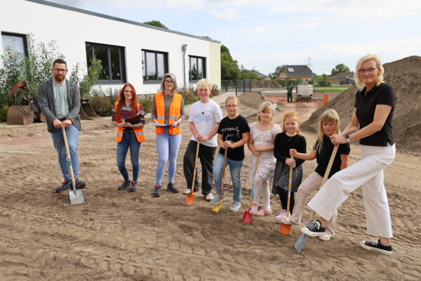 Symbolischer Spatenstich auf dem Schulhof der Grundschule Erxleben